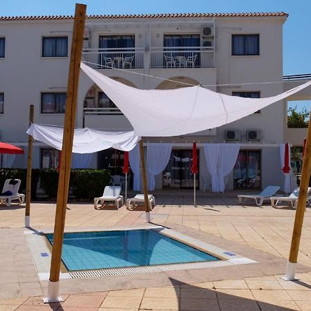 Amore Hotel Apts Paralimni Exteriör bild