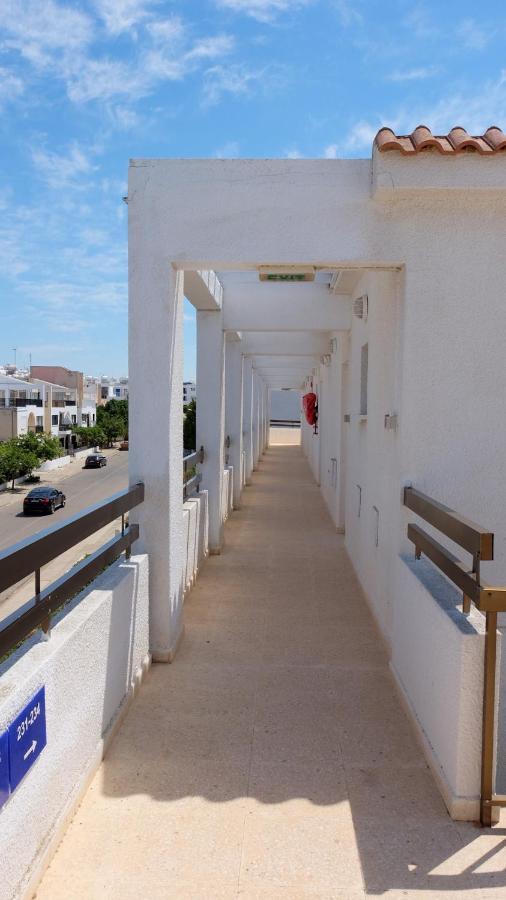 Amore Hotel Apts Paralimni Exteriör bild