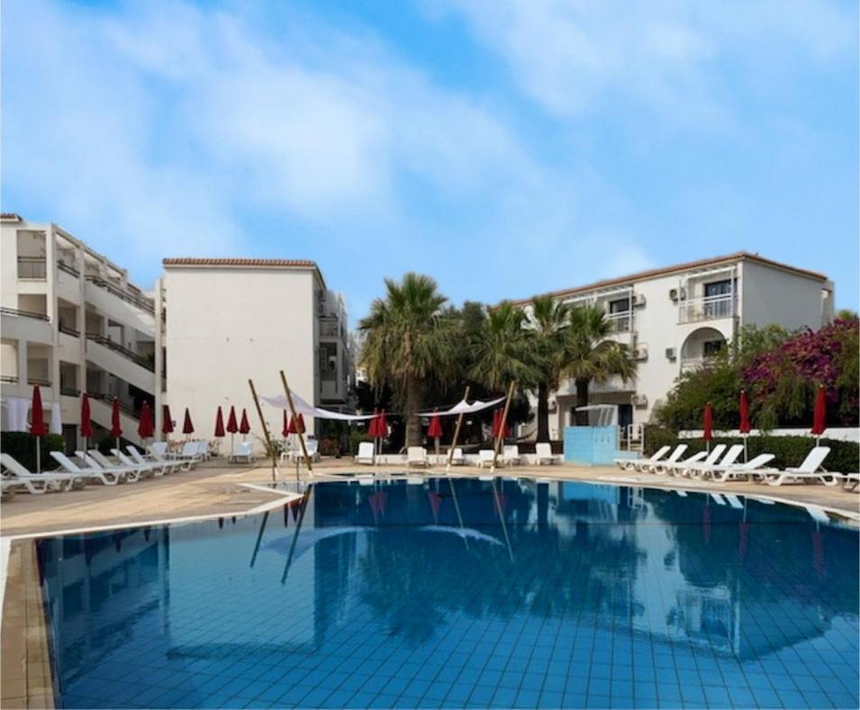 Amore Hotel Apts Paralimni Exteriör bild