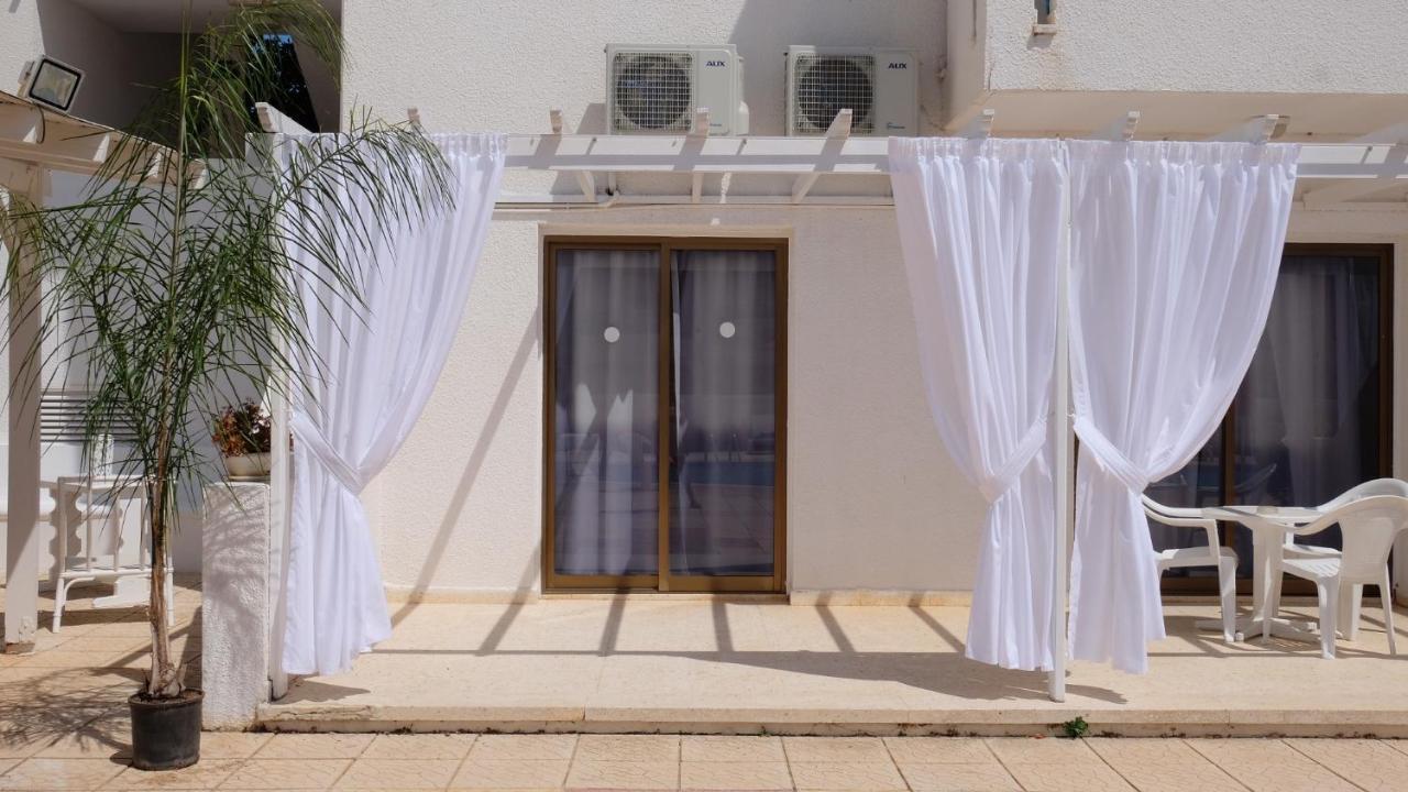 Amore Hotel Apts Paralimni Exteriör bild